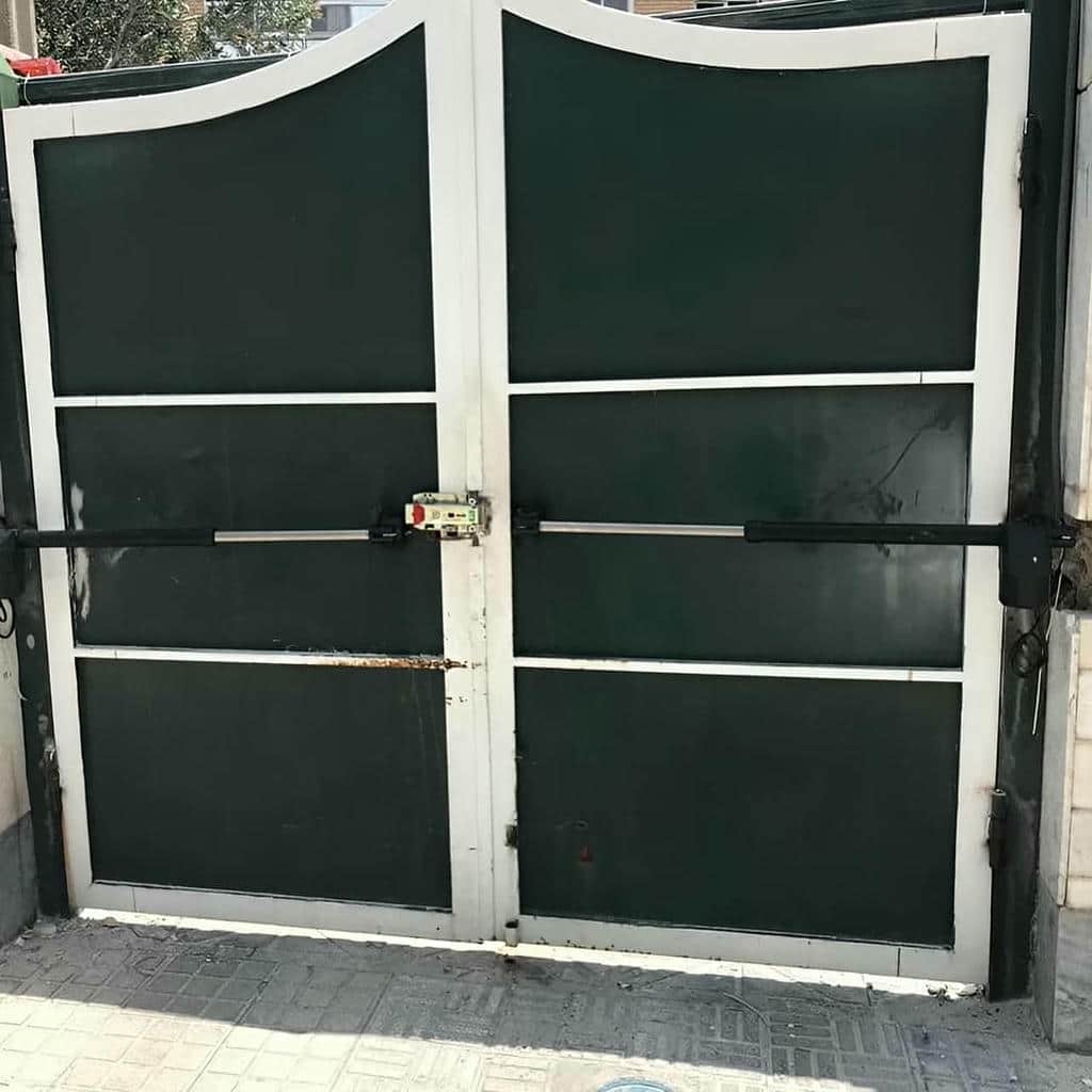 اپراتور درب پارکینگ نصب شده با جانمایی منظم تجهیزات