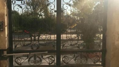 جک بازویی نصب شده روی درب دو لنگه با دهانه بزرگ