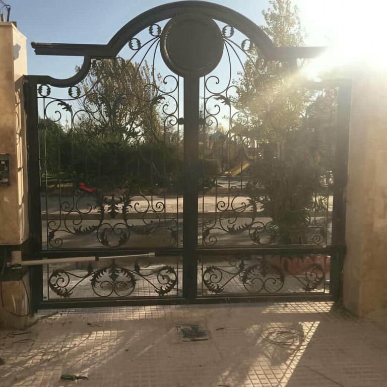 جک بازویی نصب شده روی درب دو لنگه با دهانه بزرگ