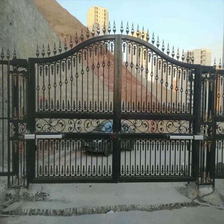 جک پارکینگ ایرانی نصب شده روی درب ساده دو لنگه جک پارکینگ ایرانی نصب شده روی درب ساده دو لنگه