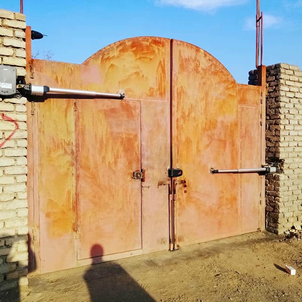 اپراتور درب پارکینگ نصب شده روی درب هماهنگ با نمای روشن