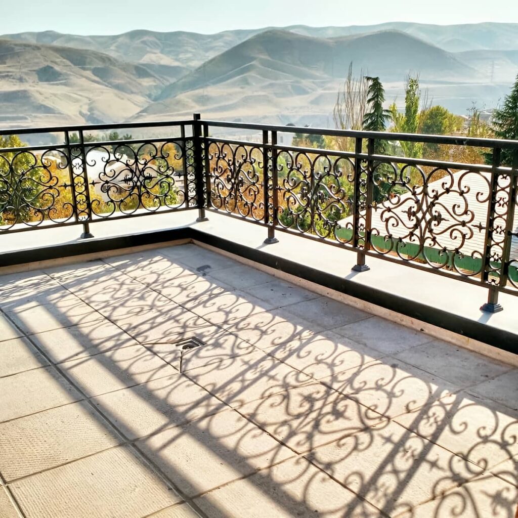 جان پناه بالکن هنگام نصب در پروژه نوساز