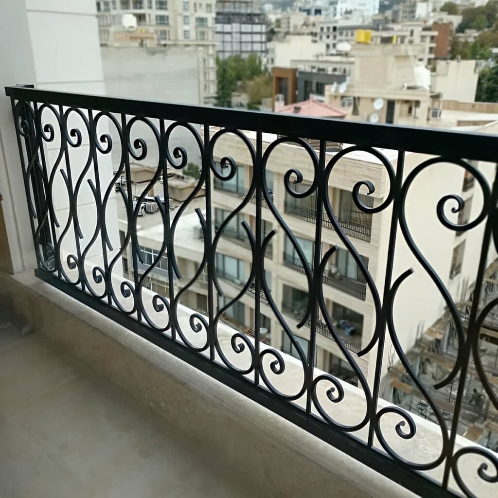 نرده کلاسیک بالکن با پایه های قابل دسترس