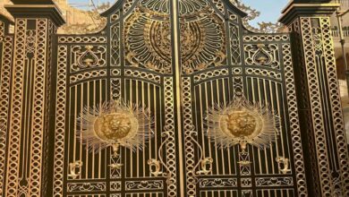 درب حیاط فلزی با رنگ تیره برای ورودی خانه