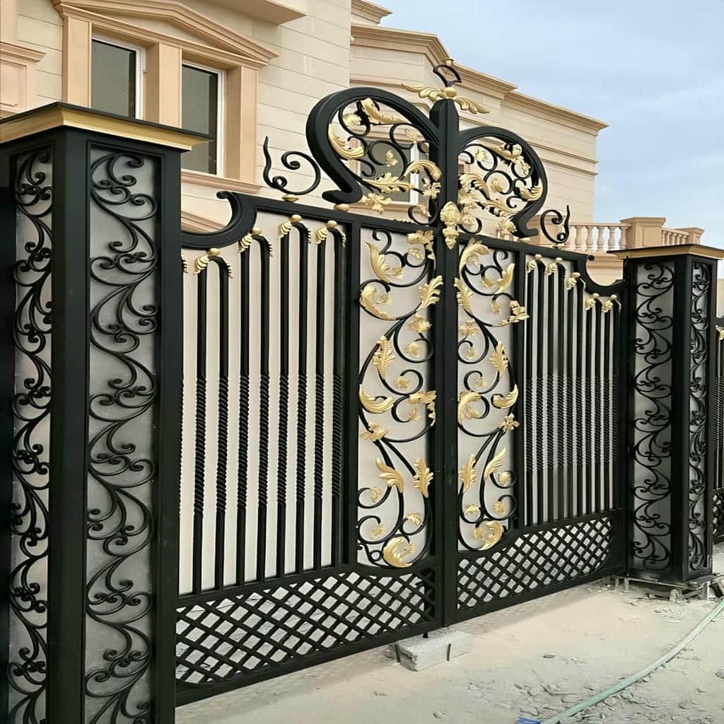 درب فرفورژه با جوشکاری تمیز روی قطعات تزئینی