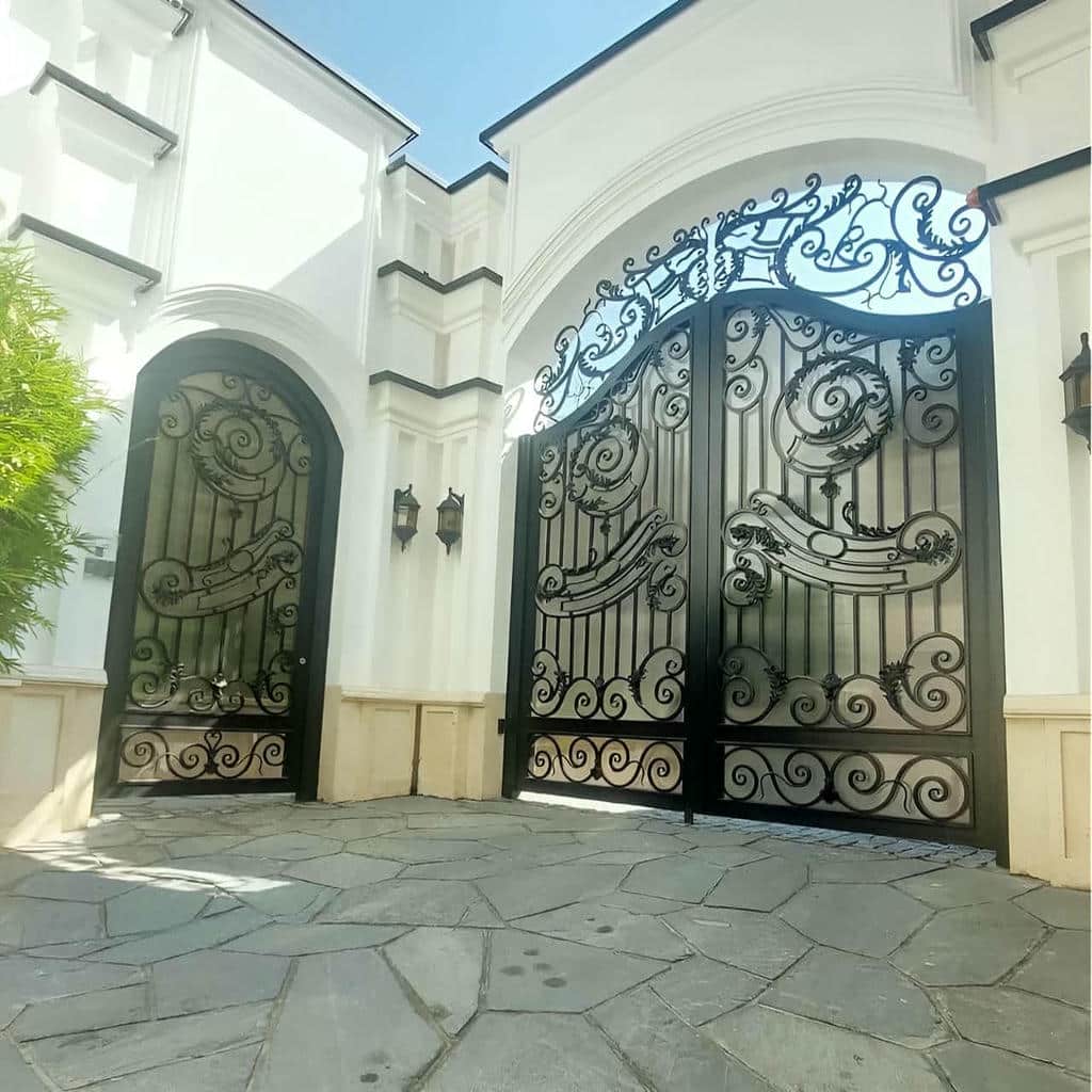 درب فرفورژه با قاب فلزی مقاوم برای ورودی