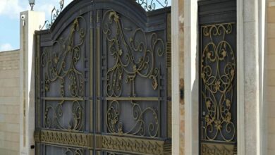 درب گلنرده دار هنگام بررسی کیفیت متریال پیش از سفارش