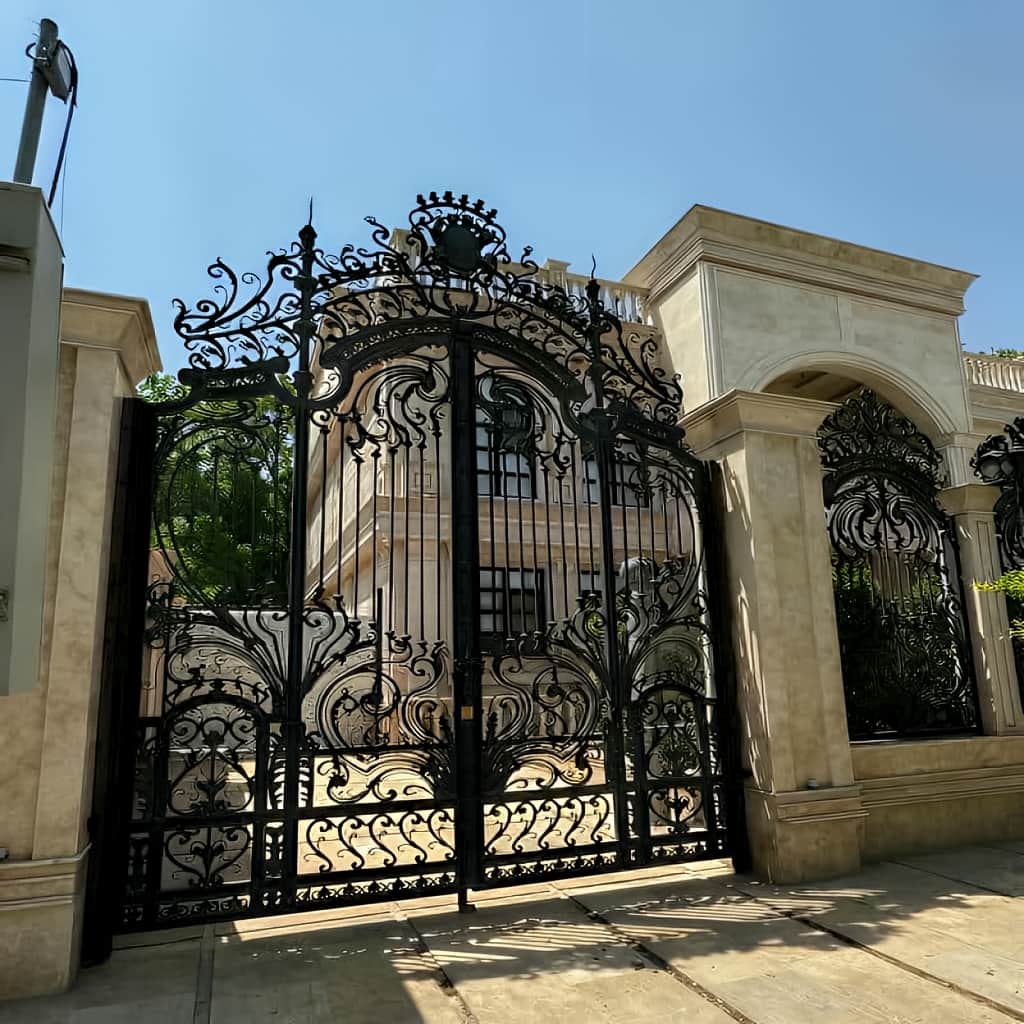درب لاکچری حیاط سفارشی با یراق آلات هماهنگ