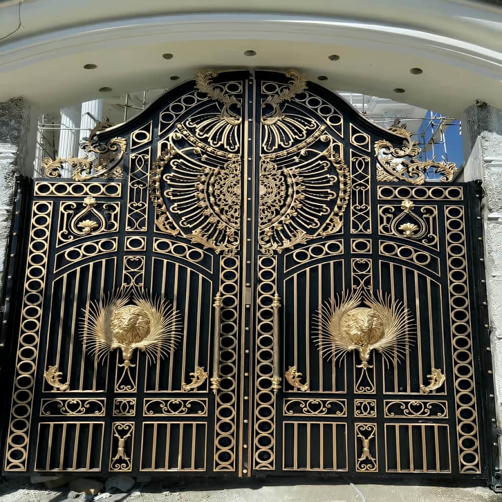 درب فلزی در مرحله بررسی کیفیت جوشکاری