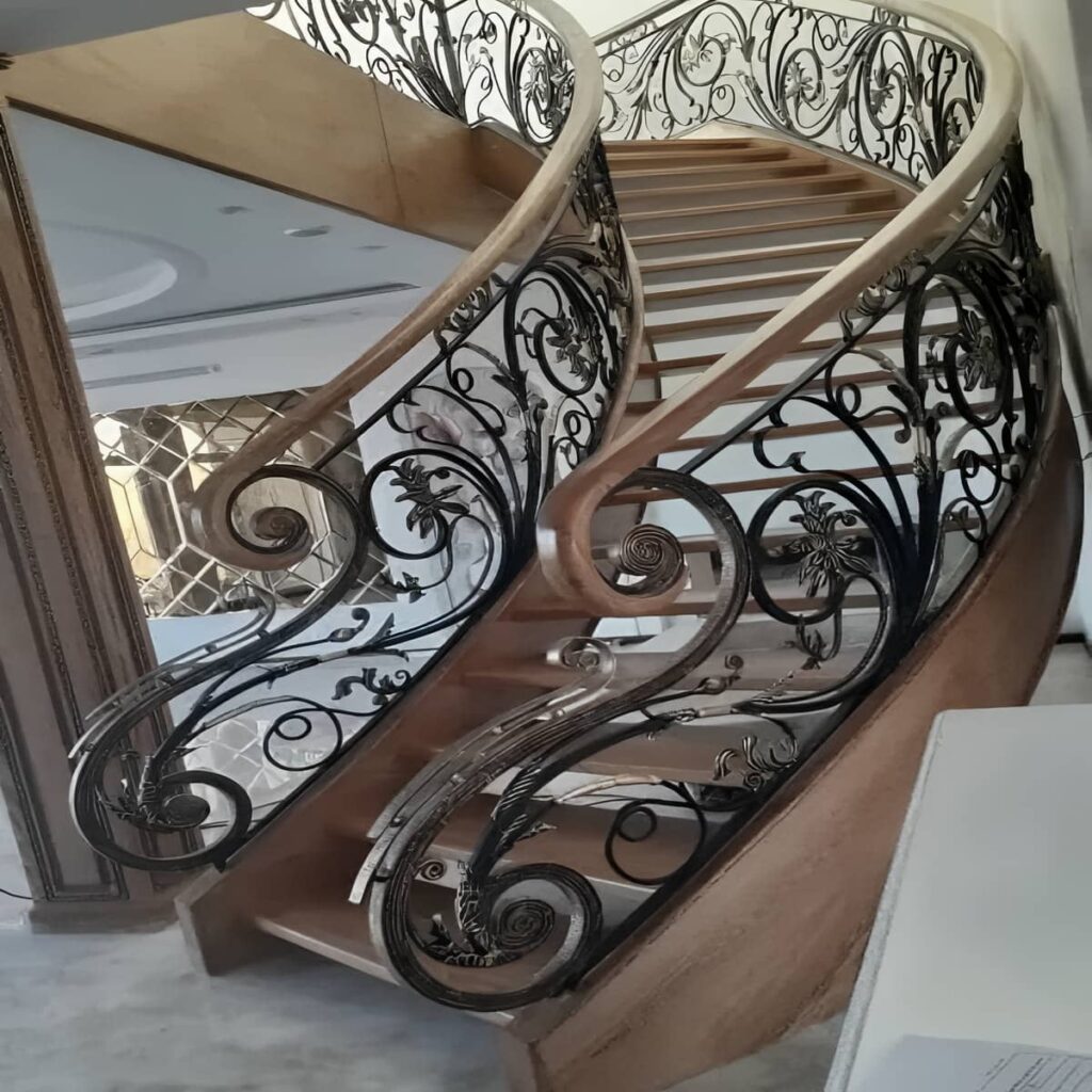 نرده فرفورژه بالکن هنگام نصب در فضای باز
