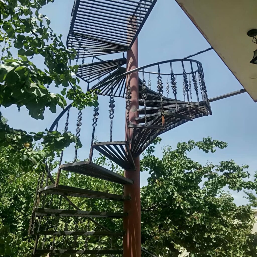 نرده فرفورژه راه پله با پوشش یکدست در محیط گرم