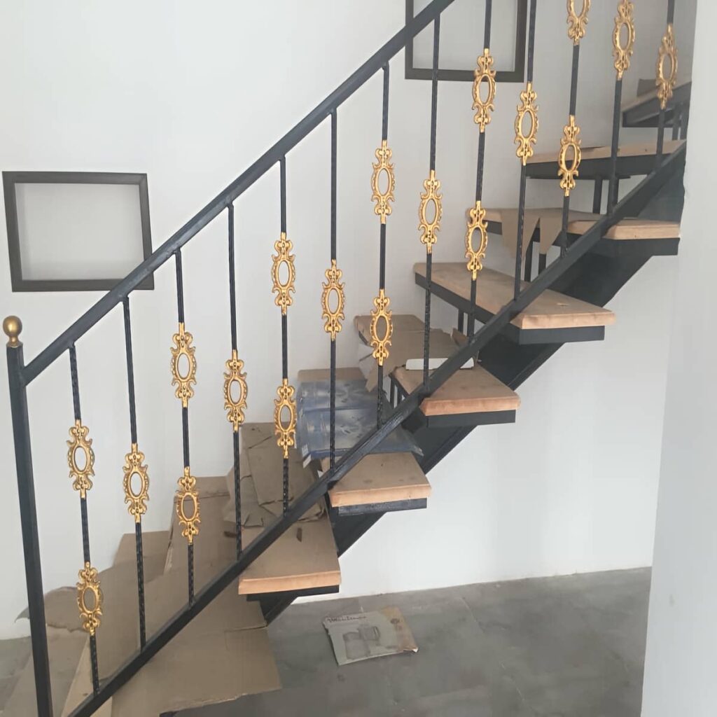 نرده فرفورژه بالکن با طرح تزئینی مناسب بارندگی