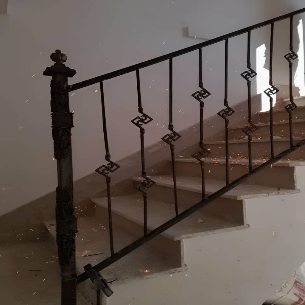 نرده فرفورژه بالکن در مرحله آماده سازی سطح