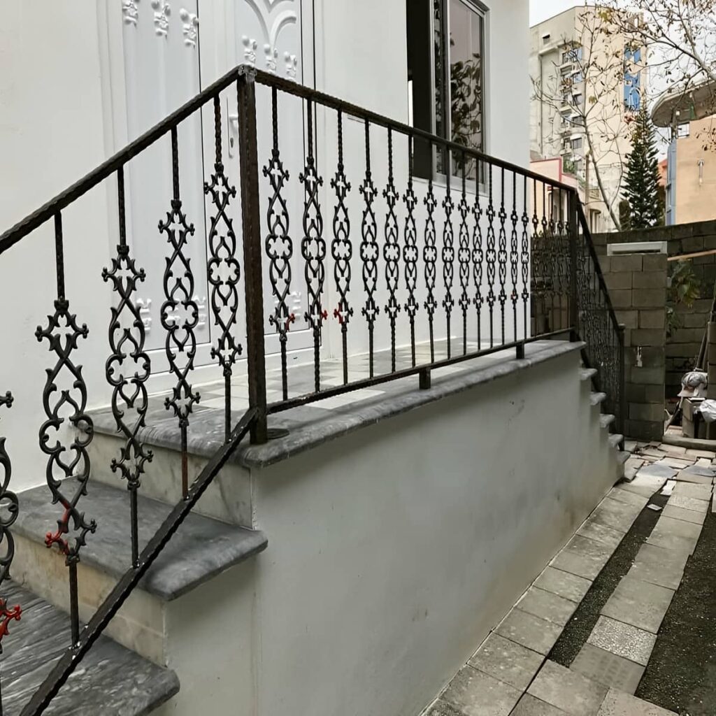 نرده فرفورژه بالکن با مدل خارجی و فرم ظریف