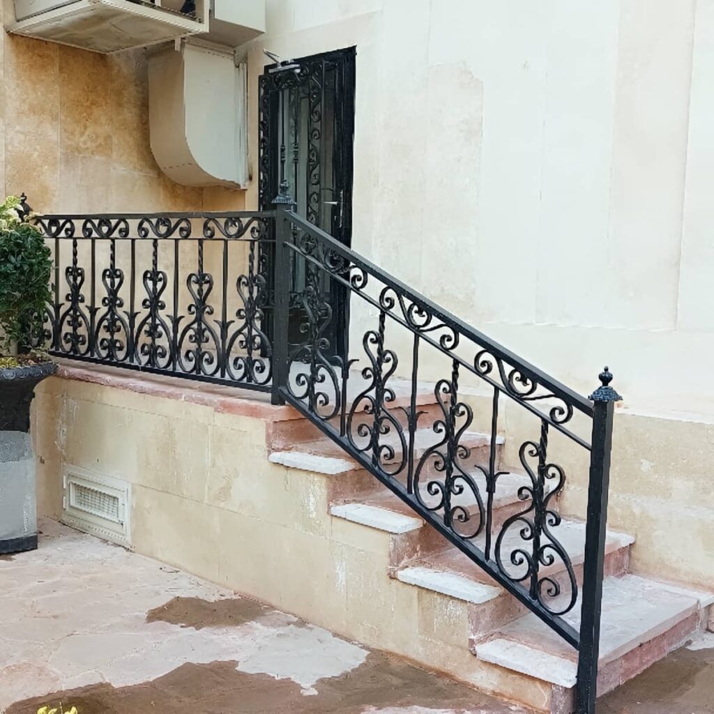 نرده فرفورژه راه پله با پایه فلزی و اتصال منظم