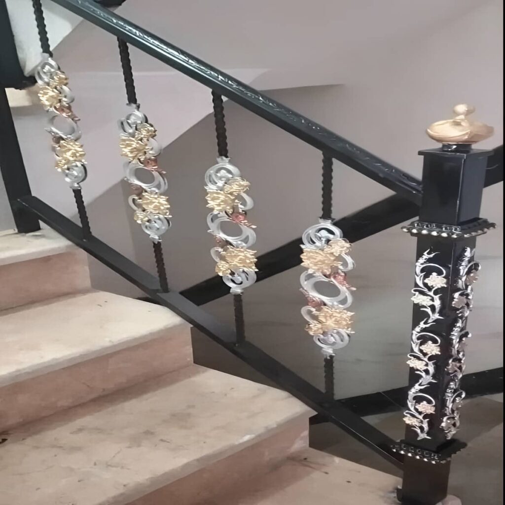 نرده پله کلاسیک با طرح فرفورژه تزئینی