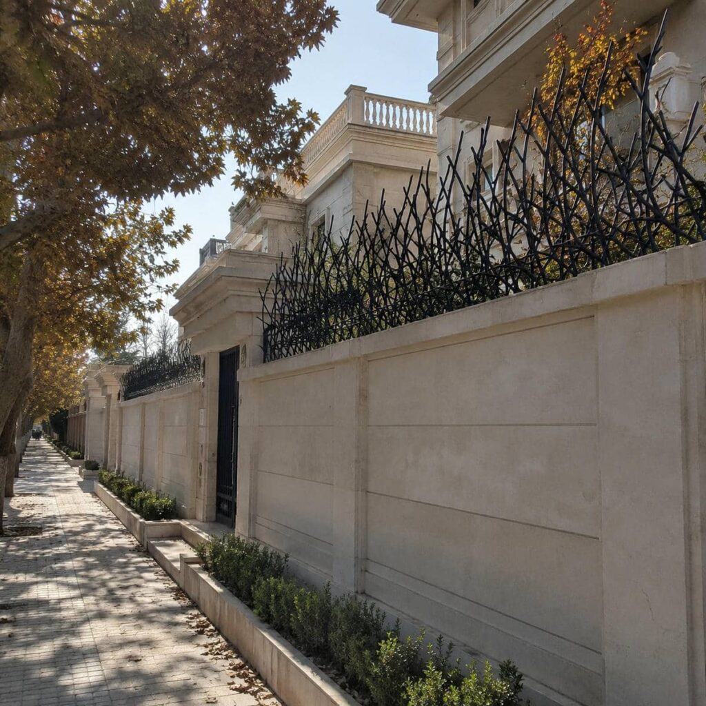 حفاظ روی دیوار مدل سرنیزه ای در محل اجرا