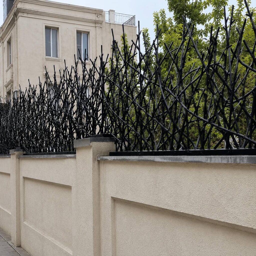 حفاظ شاخ گوزنی با شاخه های متراکم روی دیوار ویلا
