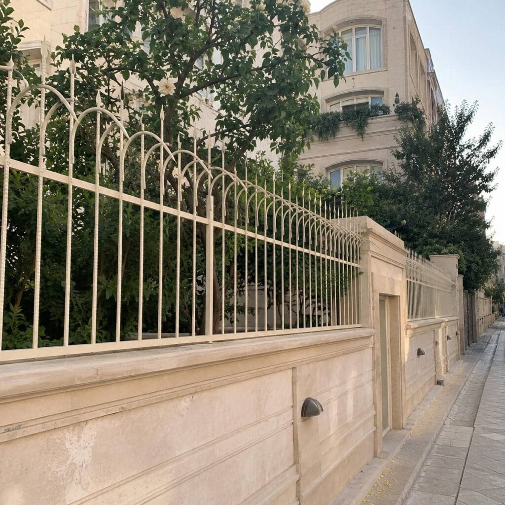 نرده آهنی روی دیوار مناسب سطح کم عرض