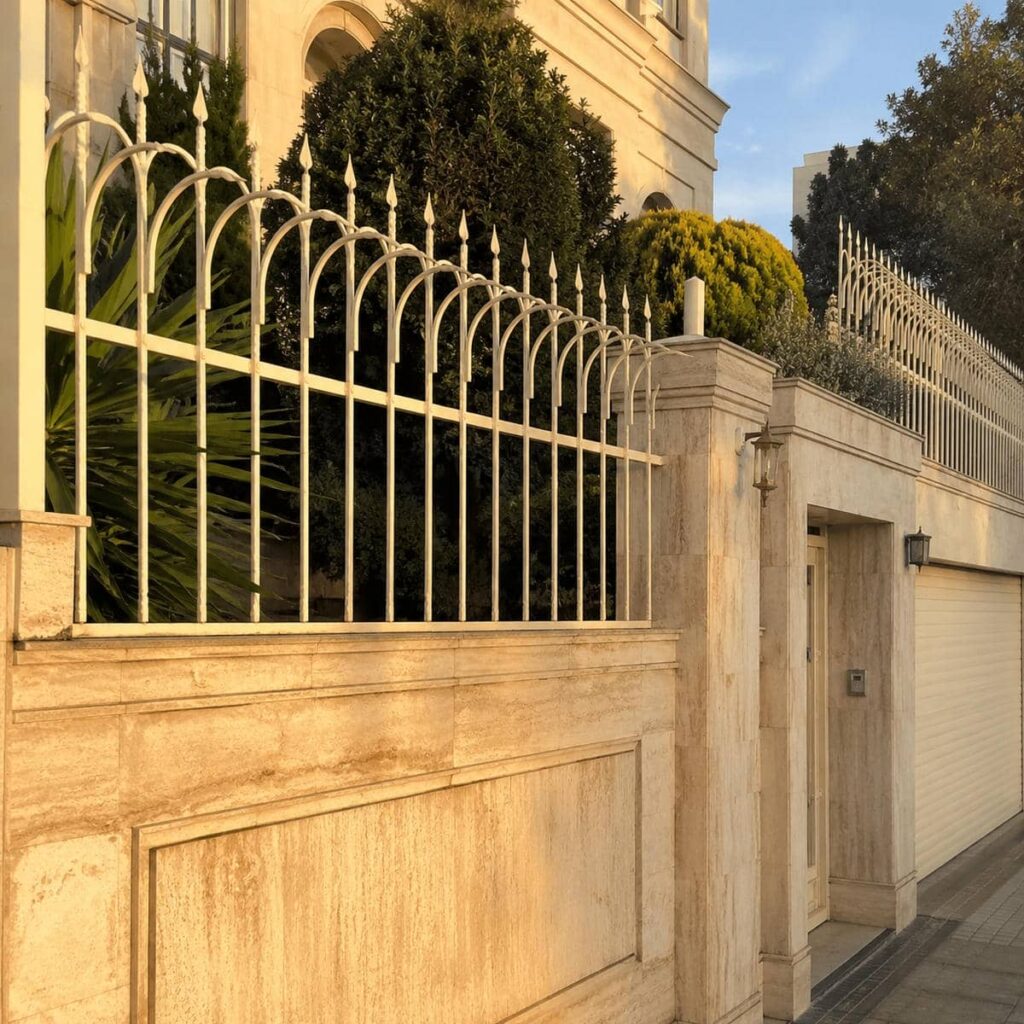 حفاظ دیوار حیاط با پایه های فلزی منظم