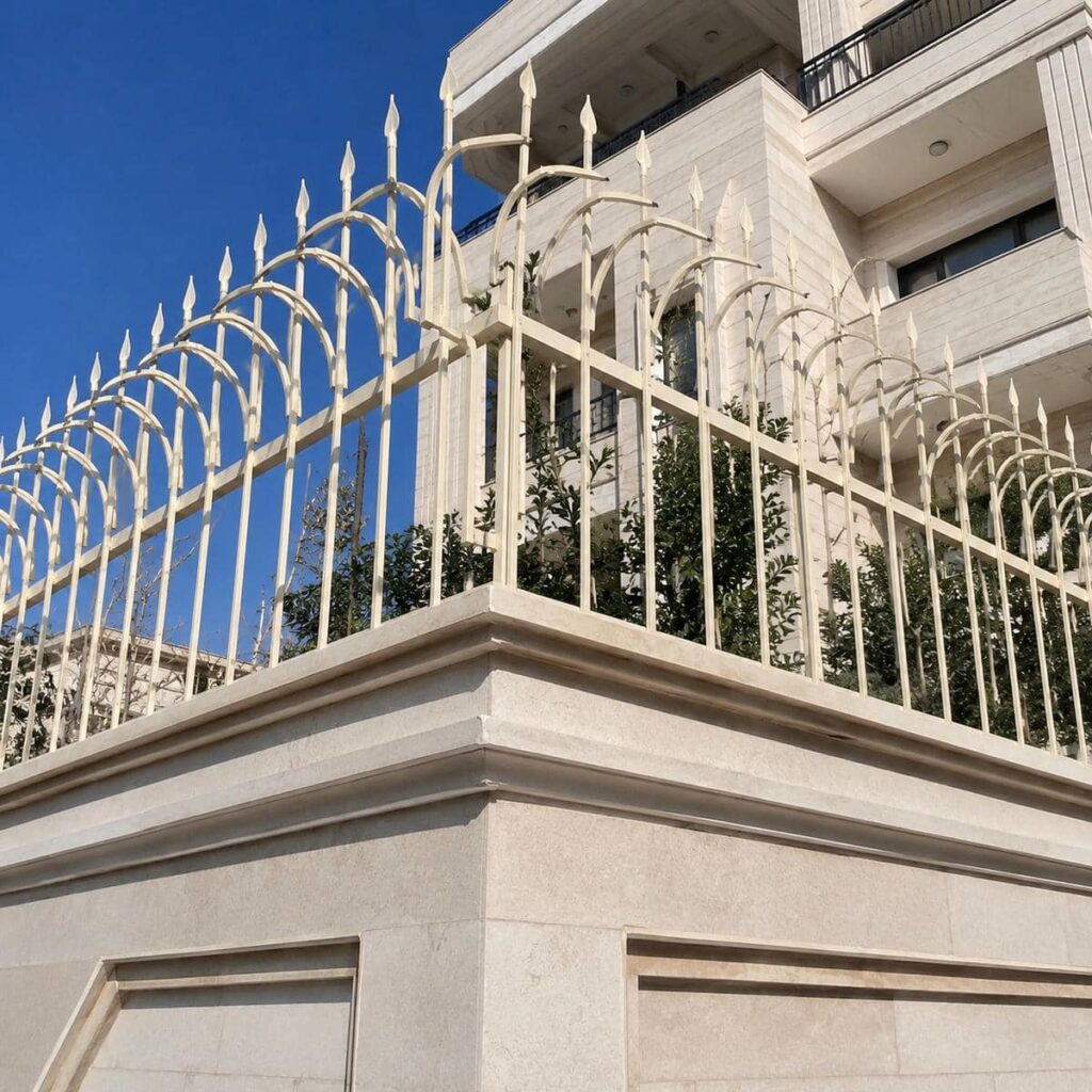 نرده روی دیوار با جزئیات فلزی فرفورژه