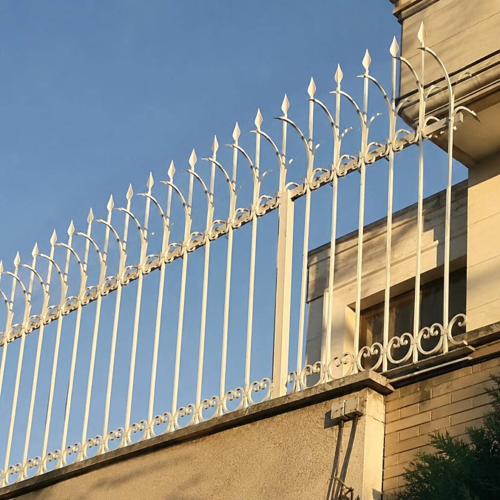 نرده دیوار حیاط سفارشی با قطعات منظم فلزی