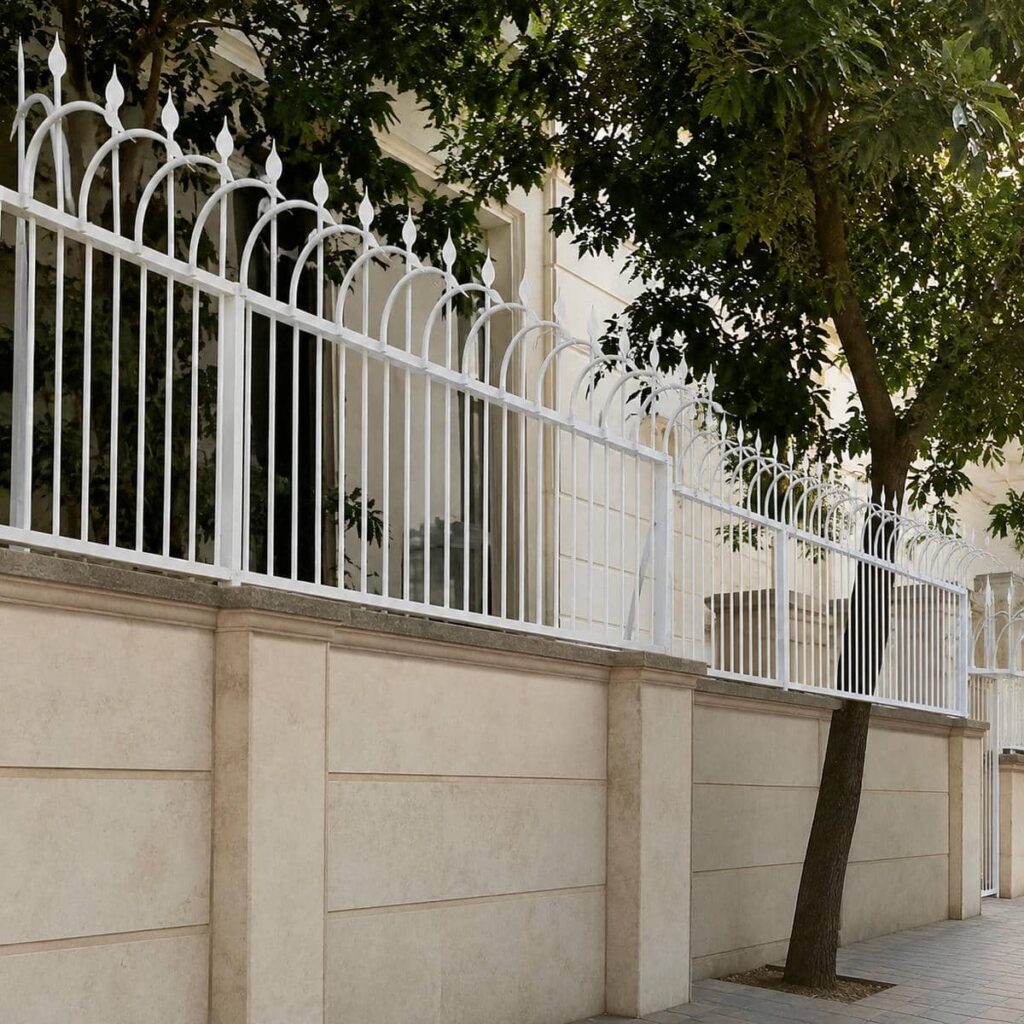 حفاظ سرنیزه ای نصب شده روی دیوار