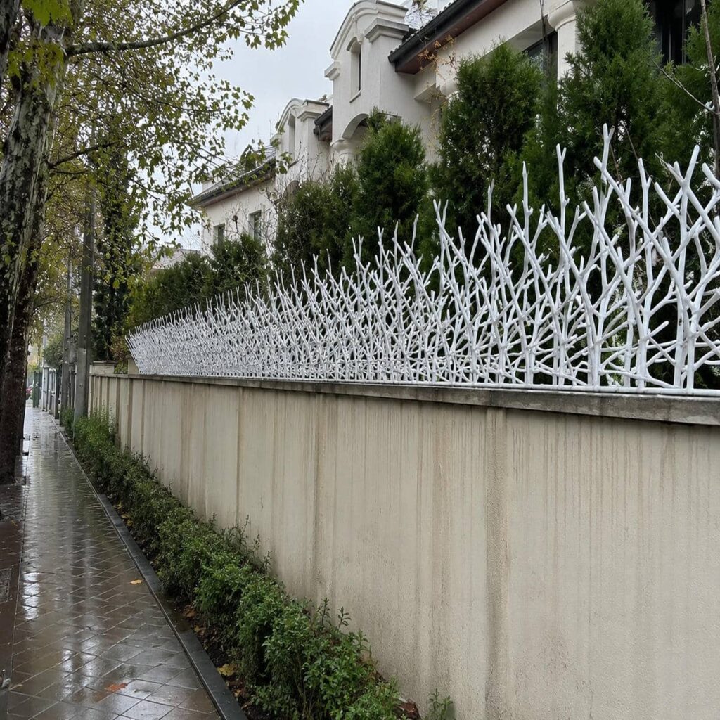 حفاظ شاخ گوزنی آبشاری هماهنگ با نمای مدرن ساختمان