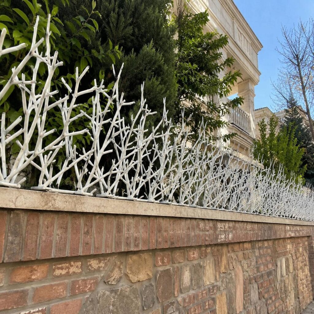 نرده روی دیوار با پوشش رنگ یکدست