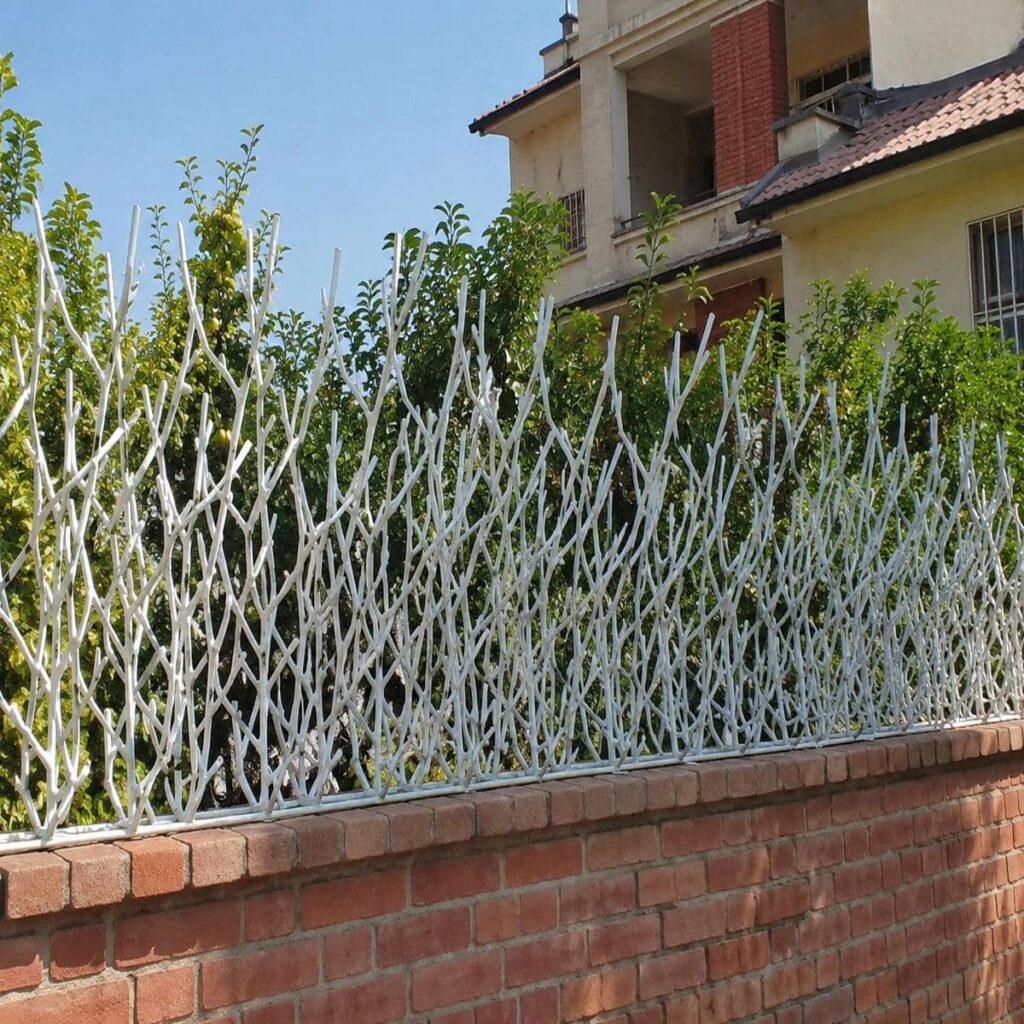 نرده آهنی روی دیوار در نمونه کار دیوار باریک