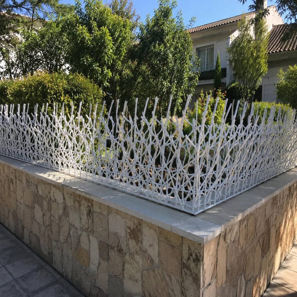 حفاظ دیوار مدل شاخ گوزنی فلزی در فضای باز