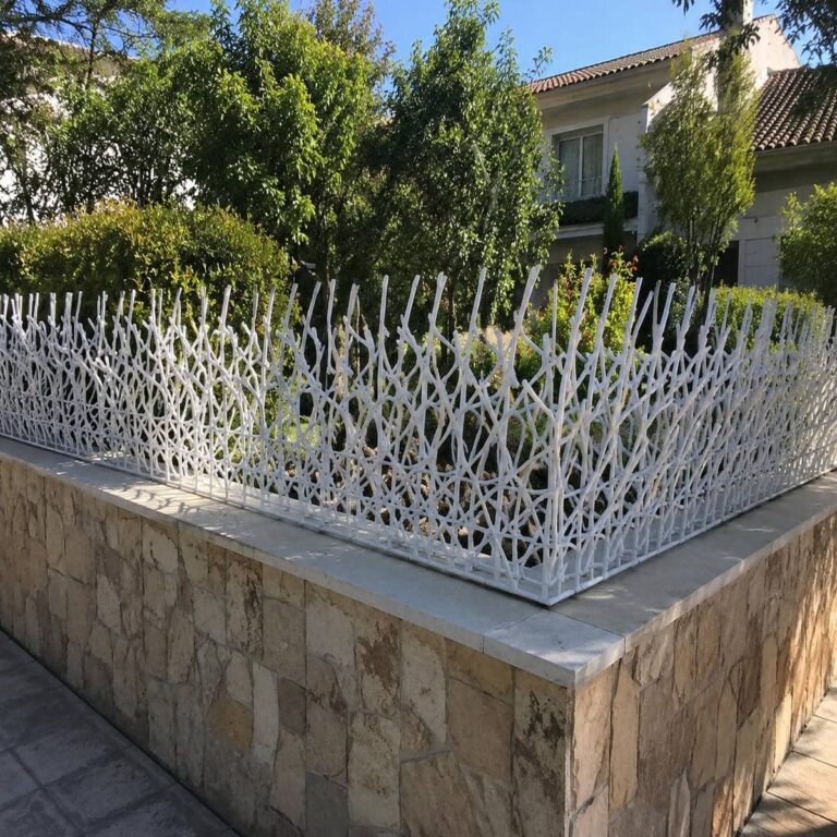 حفاظ دیوار مدل شاخ گوزنی فلزی در فضای باز