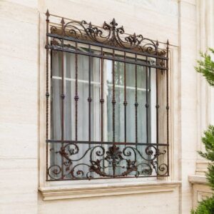 حفاظ پنجره فرفورژه با طراحی ظریف فلزی