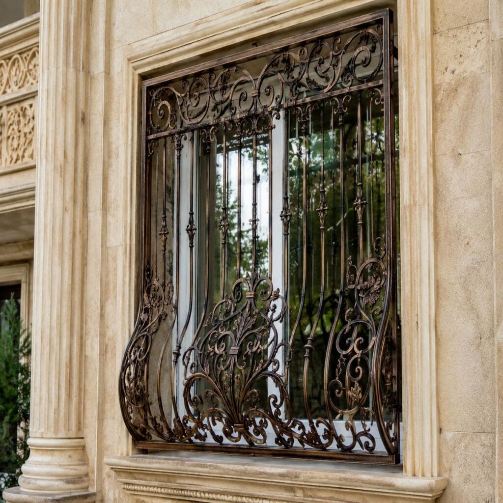 حفاظ پنجره مدرن با خطوط هندسی منظم