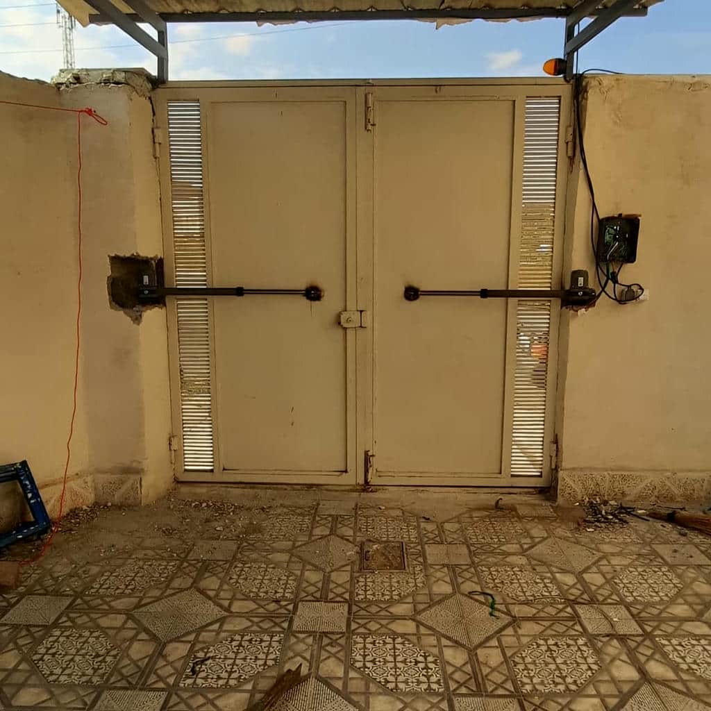جک درب پارکینگ استان کرمان با مدل بازویی مشکی