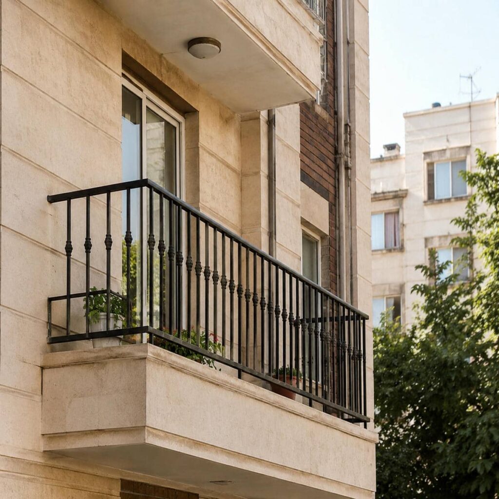 حفاظ تراس فلزی کنار نمای ساختمان