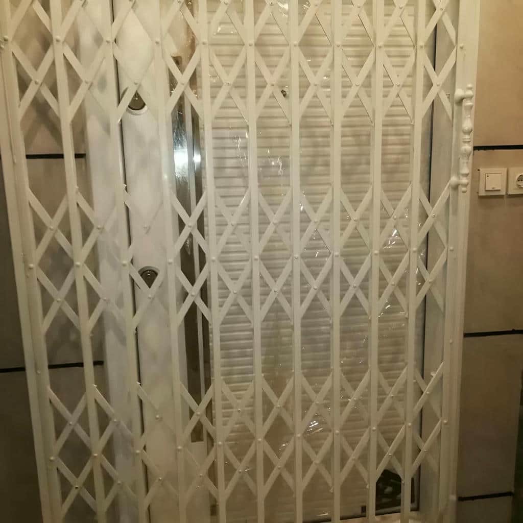 حفاظ درب آپارتمان با قطعات فلزی مقاوم