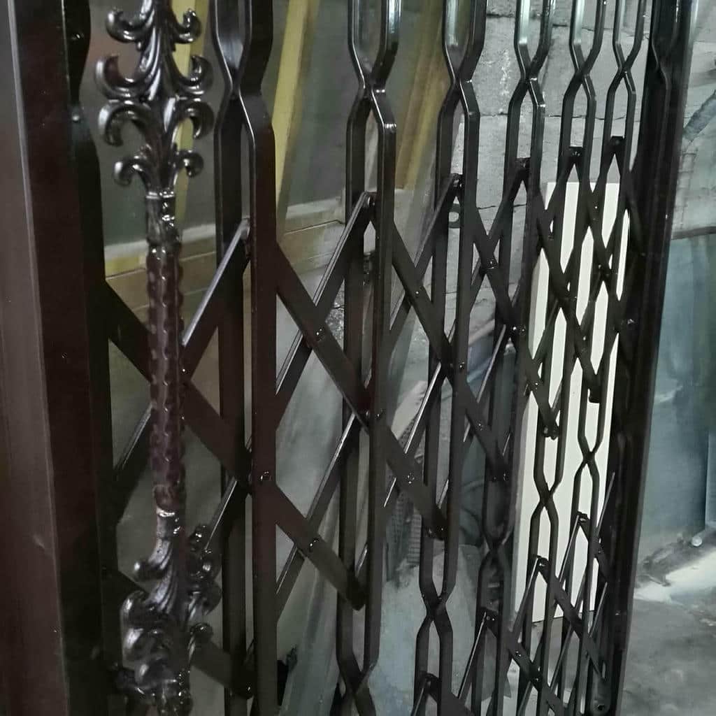 حفاظ درب آکاردئونی فلزی استان اردبیل