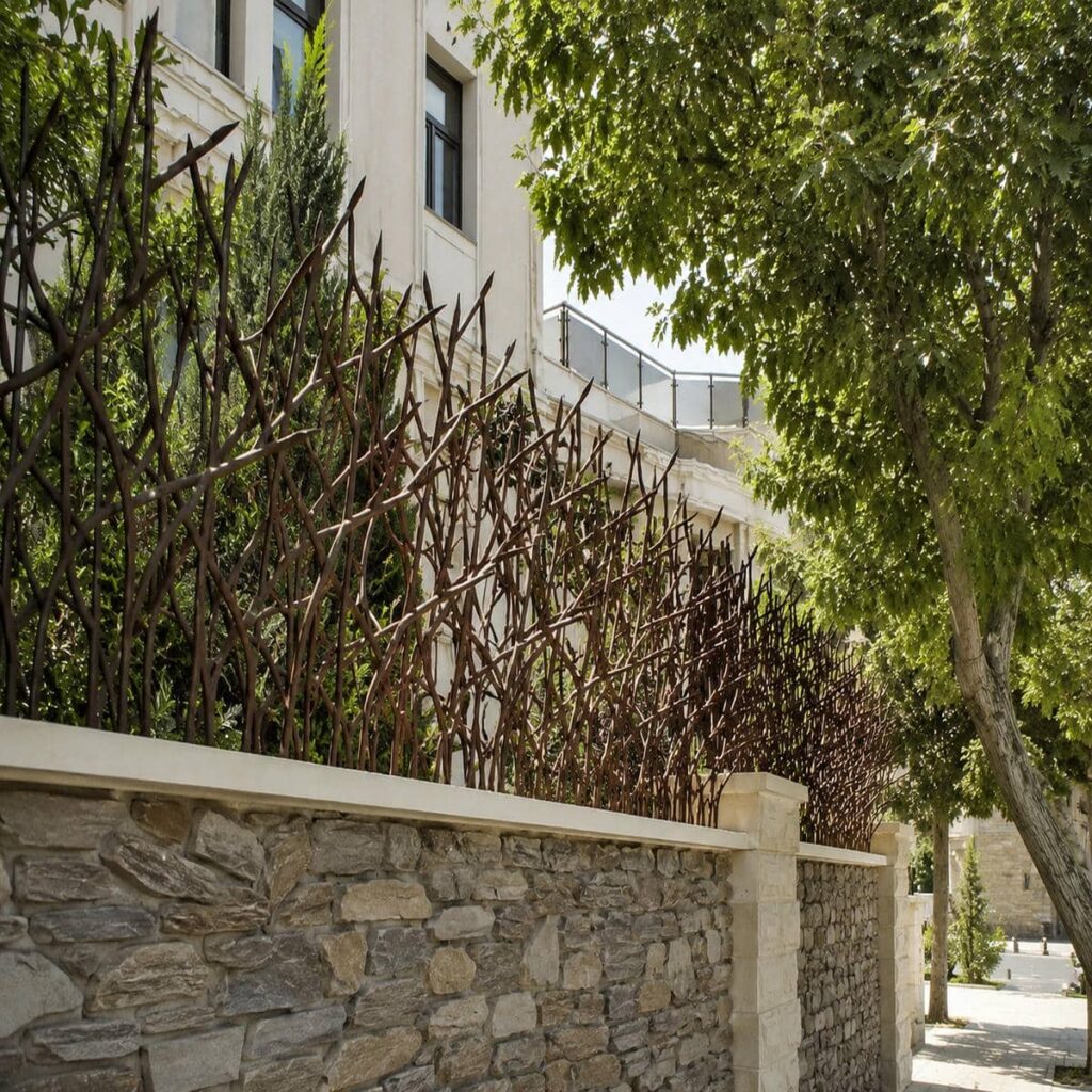 حفاظ دیوار استان مرکزی با رنگ مشکی نما