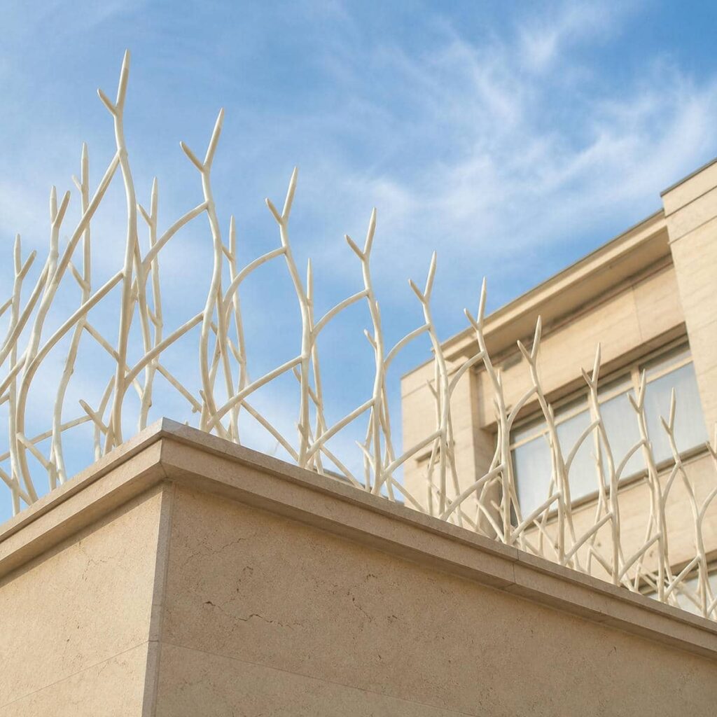 حفاظ دیوار فلزی با شاخه های منظم حفاظ دیوار فلزی با شاخه های منظم
