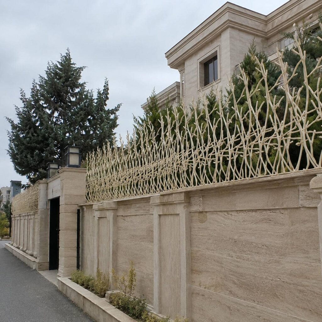حفاظ سرنیزه ای آهنی با طراحی کلاسیک ساختمان