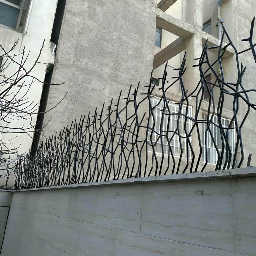 حفاظ سرنیزه ای بوشهر روی دیوار ویلایی حفاظ سرنیزه ای بوشهر روی دیوار ویلایی