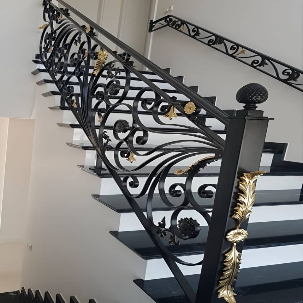 حفاظ فلزی مسیر پله