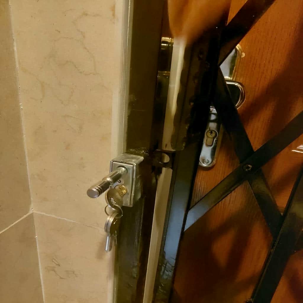 درب آکاردئونی آپارتمان با پوشش رنگی