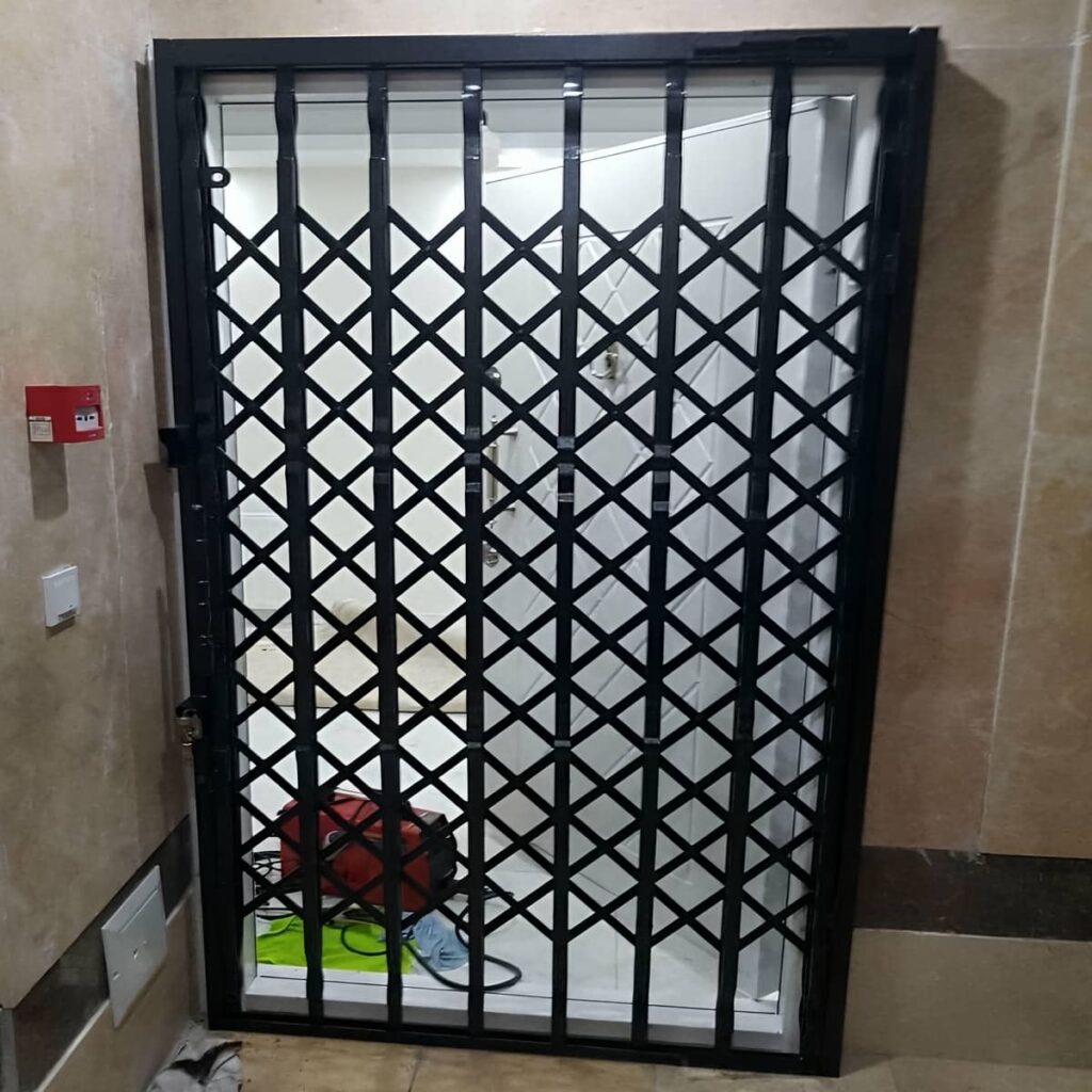 درب آکاردئونی شهرکرد نمای فرفورژه درب آکاردئونی شهرکرد نمای فرفورژه