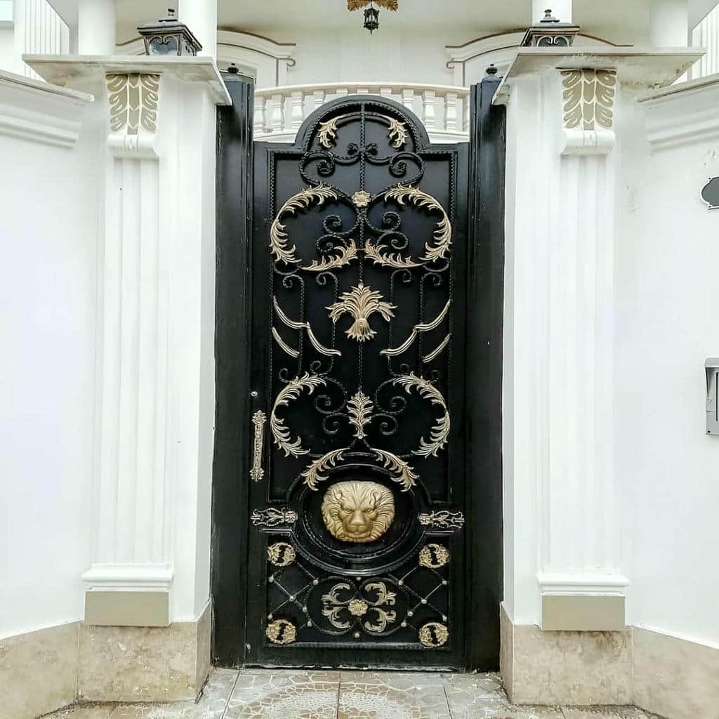 درب فلزی مدرن برای نمای ساختمان