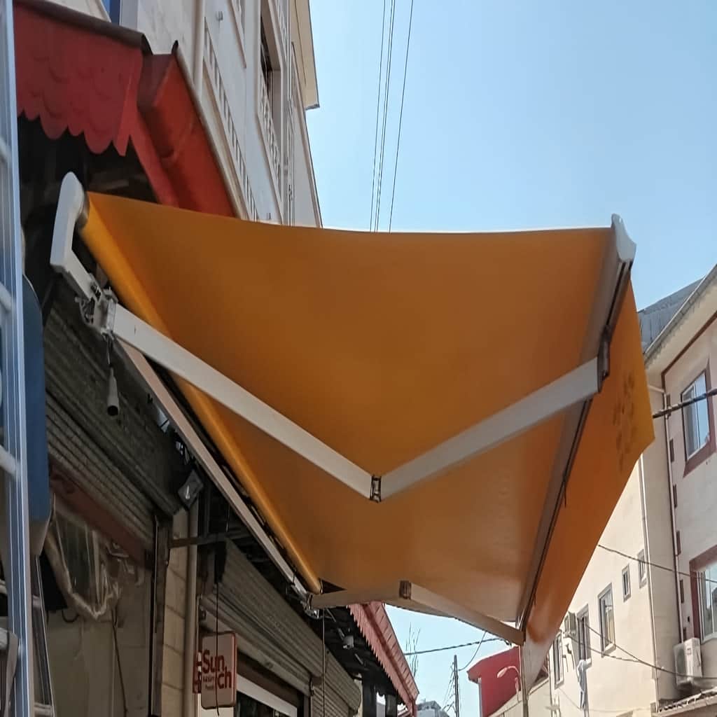 سایبان اتوماتیک سفید برای فضای تجاری استان قم