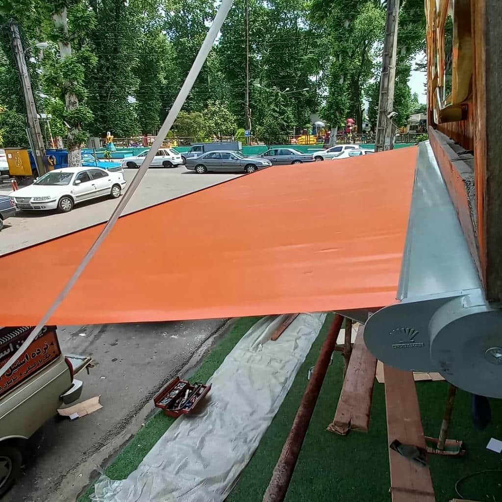 سایبان بازویی با رنگ بندی هماهنگ نما