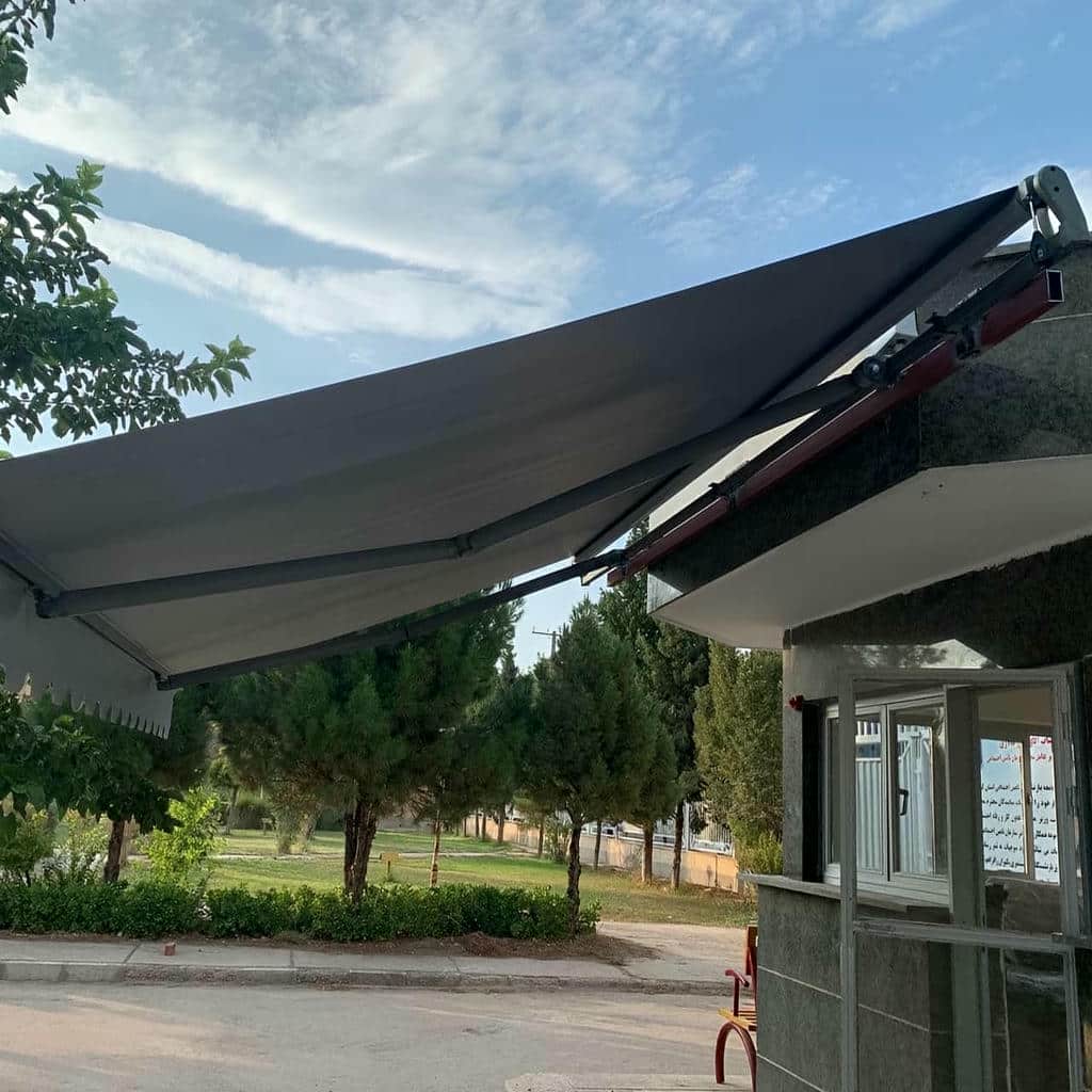 سایبان برقی استان اردبیل مدل بازویی برای فضای باز