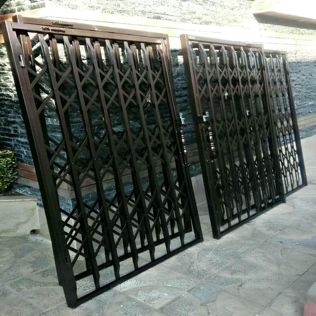 محافظ آکاردئونی یاسوج کنار نمای ساختمان